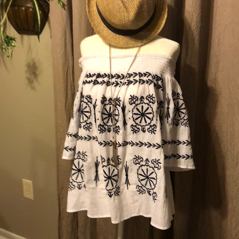 Crown & Ivy Medium white navy off  shoulder top